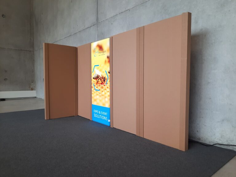 Trennwand ECOPANEL, POS, Mobiliar und Messestände aus recyceltem und recycelbarem Karton, natürlich, biologisch abbaubar, nachhaltig, umweltfreundlich, umweltfreundliche Konstruktion mit erheblicher Reduzierung der CO2-Emissionen, vorteilhaft im Hinblick auf den ökologischen Fussabdruck, leichte Lösung, einfach aufzubauen und zu transportieren, eine Geste für den Planeten, ein umweltbewusstes Image, innovativ und modern, im Einklang mit ökologischen Werten, nein zur Plastikverschmutzung, Pharo Hexagon