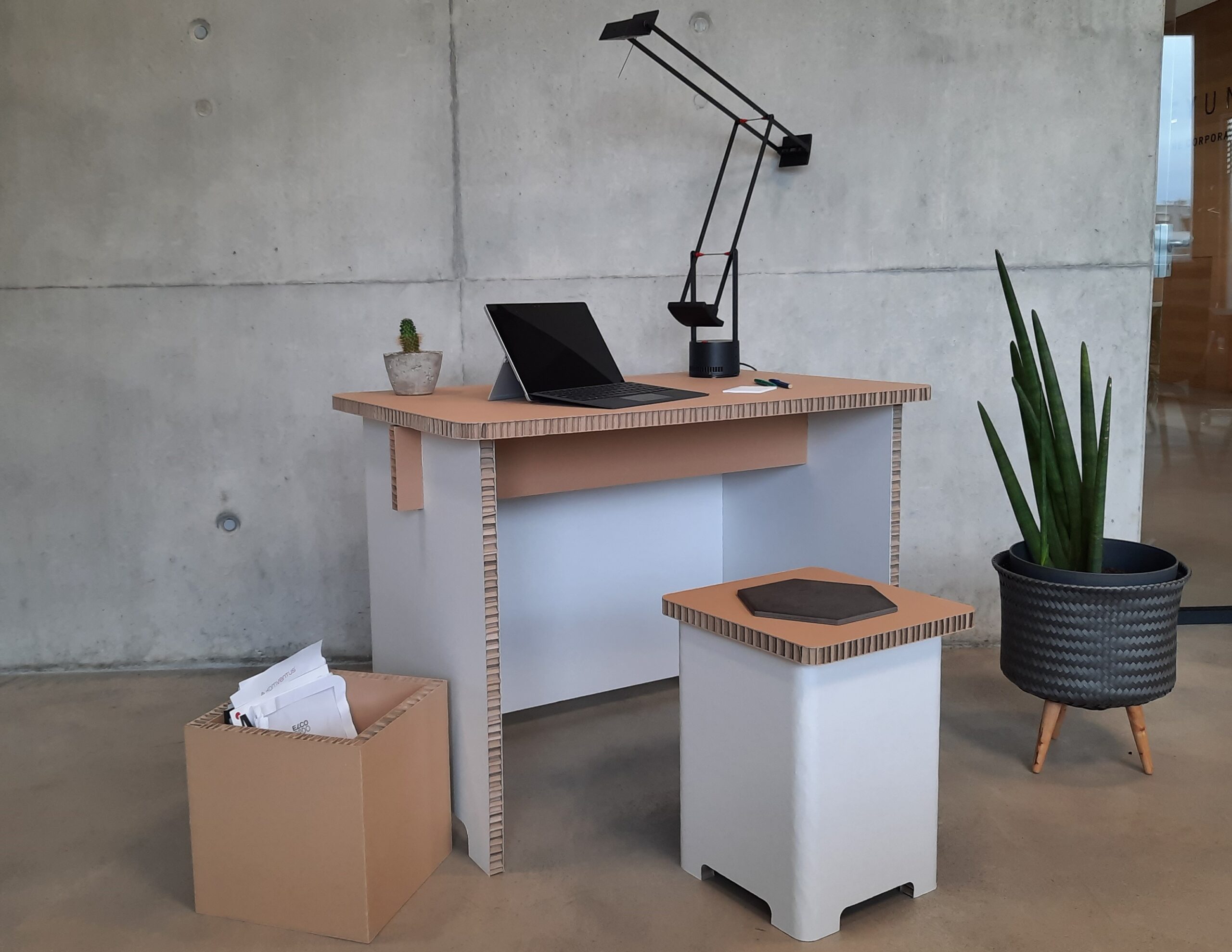 Office en carton recyclé et recyclable, naturel, biodégradable, durable, écologique, construction respectueuse de l'environnement avec une réduction d’émission de CO2 considérable, avantageux en termes d'empreinte écologique, solution légère, facile à monter et à transporter, un geste pour la planète, une image éco-responsable, innovante et moderne, en accord avec les valeurs écologiques, non à la pollution en plastique, Pharo Hexagon
