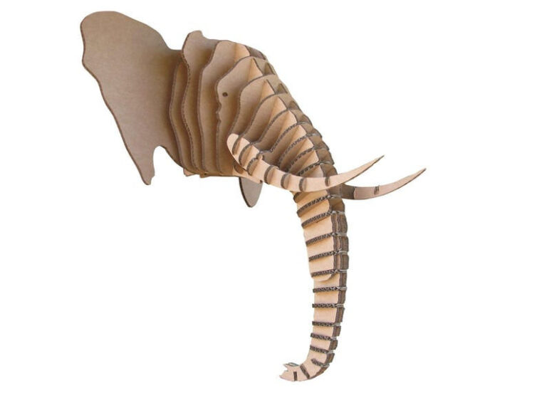 Trophée en carton recyclé et recyclable, naturel, biodégradable, durable, écologique, construction respectueuse de l'environnement avec une réduction d’émission de CO2 considérable, avantageux en termes d'empreinte écologique, solution légère, facile à monter et à transporter, un geste pour la planète, une image éco-responsable, innovante et moderne, en accord avec les valeurs écologiques, non à la pollution en plastique