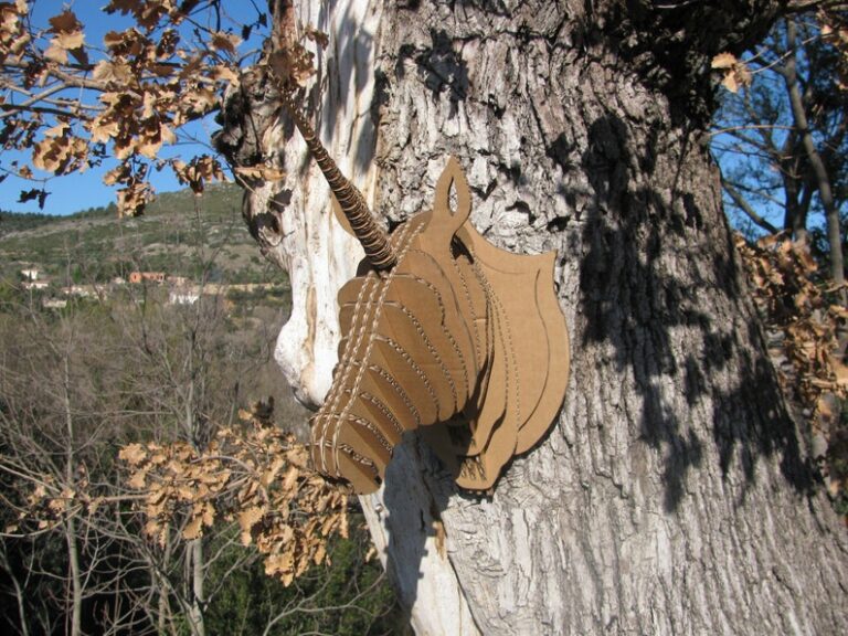 Trophée en carton recyclé et recyclable, naturel, biodégradable, durable, écologique, construction respectueuse de l'environnement avec une réduction d’émission de CO2 considérable, avantageux en termes d'empreinte écologique, solution légère, facile à monter et à transporter, un geste pour la planète, une image éco-responsable, innovante et moderne, en accord avec les valeurs écologiques, non à la pollution en plastique, Pharo Hexagon