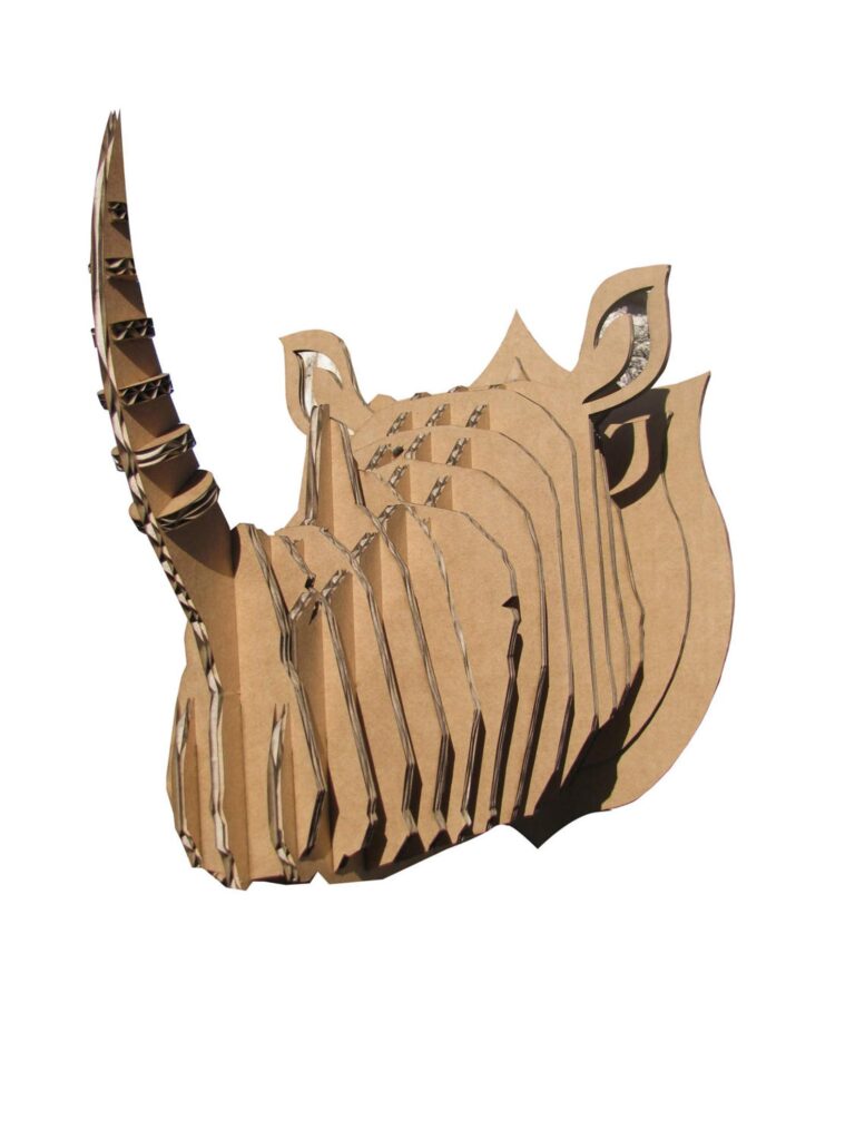 Trophée en carton recyclé et recyclable, naturel, biodégradable, durable, écologique, construction respectueuse de l'environnement avec une réduction d’émission de CO2 considérable, avantageux en termes d'empreinte écologique, solution légère, facile à monter et à transporter, un geste pour la planète, une image éco-responsable, innovante et moderne, en accord avec les valeurs écologiques, non à la pollution en plastique, Pharo Hexagon