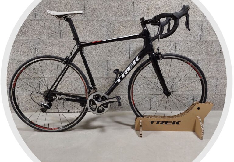 Fahrrad-Ständer aus recyceltem und recycelbarem Karton, natürlich, biologisch abbaubar, nachhaltig, umweltfreundlich, umweltfreundliche Konstruktion mit erheblicher Reduzierung der CO2-Emissionen, vorteilhaft im Hinblick auf den ökologischen Fussabdruck, leichte Lösung, einfach aufzubauen und zu transportieren, eine Geste für den Planeten, ein umweltbewusstes Image, innovativ und modern, im Einklang mit ökologischen Werten, nein zur Plastikverschmutzung, Pharo Hexagon