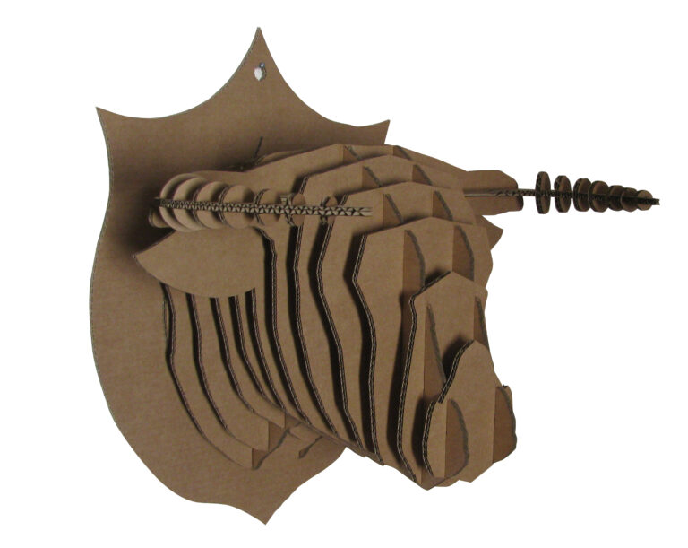 Trophée en carton recyclé et recyclable, naturel, biodégradable, durable, écologique, construction respectueuse de l'environnement avec une réduction d’émission de CO2 considérable, avantageux en termes d'empreinte écologique, solution légère, facile à monter et à transporter, un geste pour la planète, une image éco-responsable, innovante et moderne, en accord avec les valeurs écologiques, non à la pollution en plastique