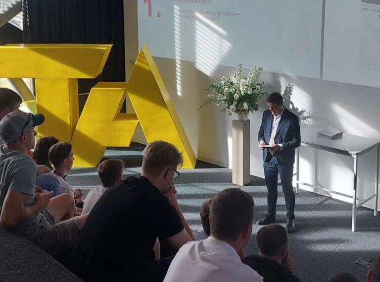 Grosse Buchstaben aus recyceltem und recycelbarem Karton, natürlich, biologisch abbaubar, nachhaltig, umweltfreundlich, umweltfreundliche Konstruktion mit erheblicher Reduzierung der CO2-Emissionen, vorteilhaft im Hinblick auf den ökologischen Fussabdruck, leichte Lösung, einfach aufzubauen und zu transportieren, eine Geste für den Planeten, ein umweltbewusstes Image, innovativ und modern, im Einklang mit ökologischen Werten, nein zur Plastikverschmutzung, Pharo Hexagon