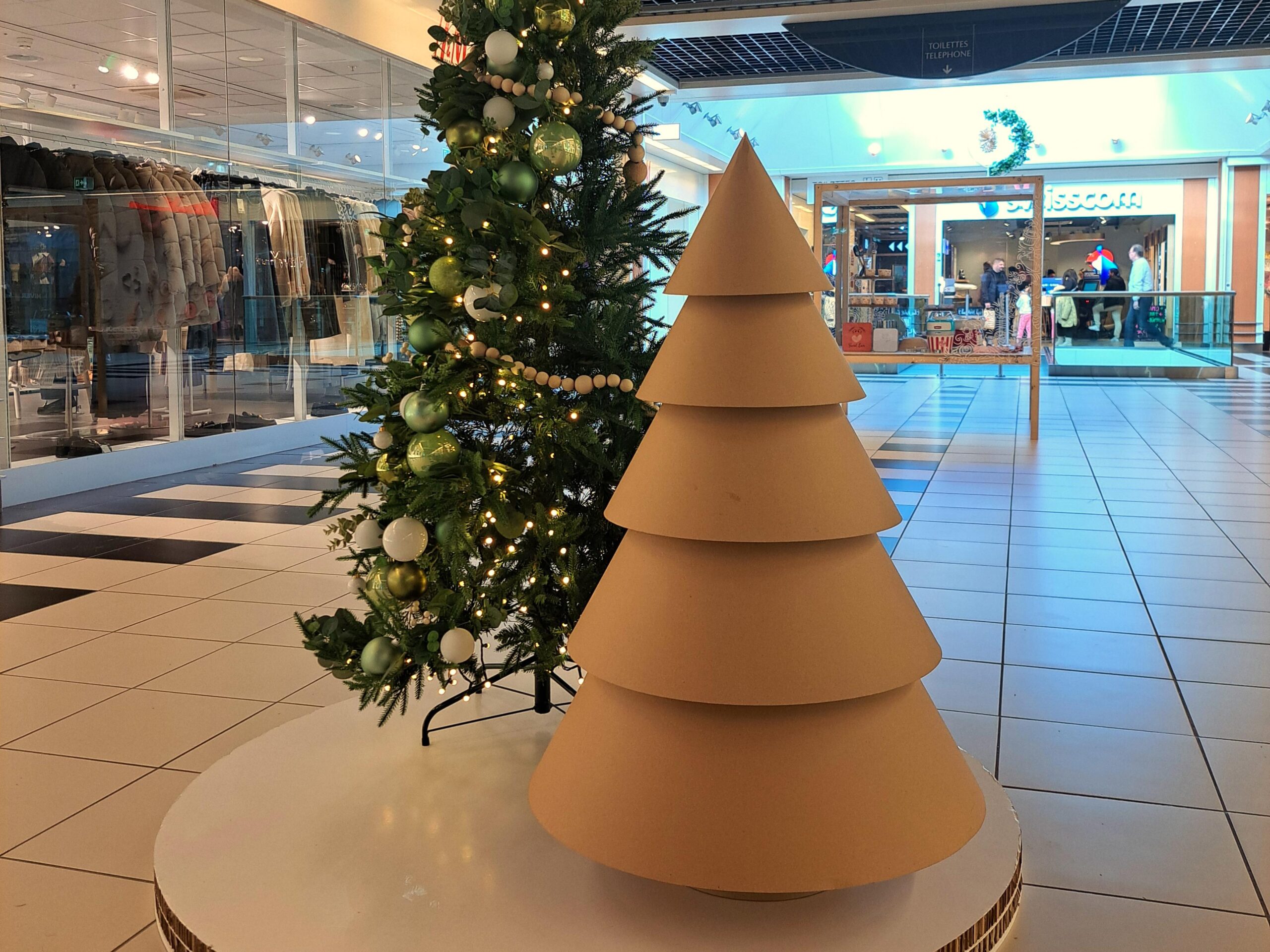 Weihnachtsbaum aus recyceltem und recycelbarem Karton, natürlich, biologisch abbaubar, nachhaltig, umweltfreundlich, umweltfreundliche Konstruktion mit erheblicher Reduzierung der CO2-Emissionen, vorteilhaft im Hinblick auf den ökologischen Fussabdruck, leichte Lösung, einfach aufzubauen und zu transportieren, eine Geste für den Planeten, ein umweltbewusstes Image, innovativ und modern, im Einklang mit ökologischen Werten, nein zur Plastikverschmutzung, Pharo Hexagon